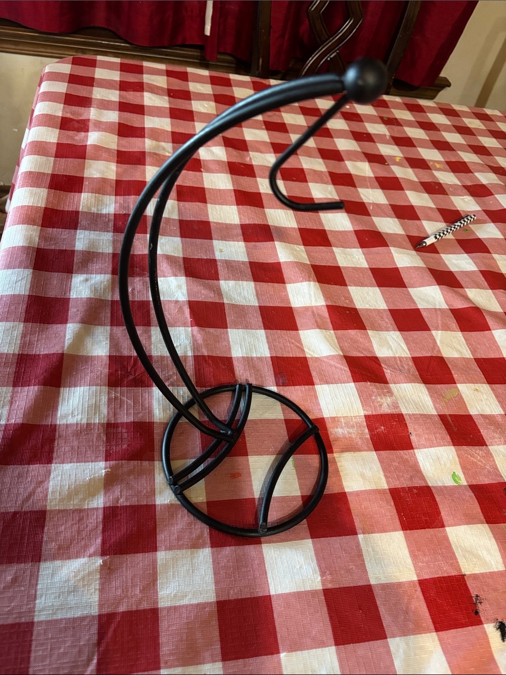 Black metal hanging rack